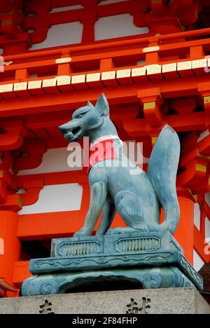 Statue de renard avec boule de riz à la bouche, temple de Fushimi Inari, Kyoto, Japon Banque D'Images