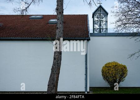 Église catholique de Saint Elisabeth Desting, dans la municipalité d'Olching, dans le district de Fürstenfeldbruck en Bavière. Banque D'Images