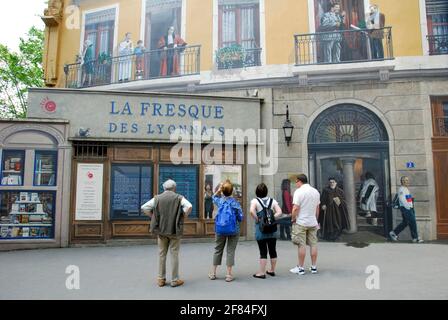 Touristes peinture murale fumée par le groupe d'artistes CiteCreation, la Fresque des Lyonnais, quartier les Etats-Unis, 8ème arrondissement, Lyon Banque D'Images