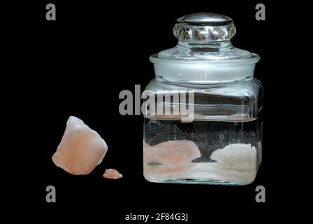 Solution saline saturée dans un contenant en verre, saumure, solution d'eau salée, sel de l'Himalaya, cristaux de sel, sel Banque D'Images