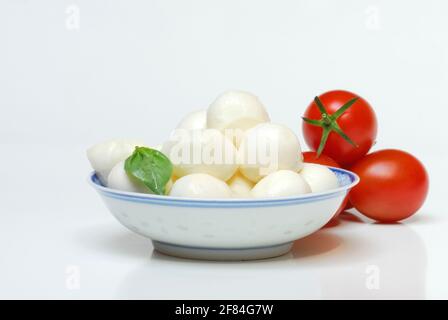 Boules de mozzarella en carapace, tomate, tomate Banque D'Images