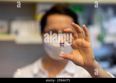 Pharmacien détenant le vaccin Pfizer BioNTech COVID 19, Allemagne Banque D'Images