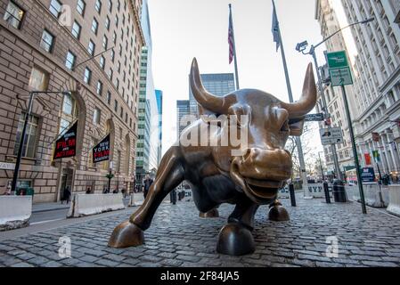 Bullenfigur vor der Boerse, Charging Bull, Auch Wall Street Bull oder Bowling Green Bull, Bourse de New York, Wall Street, quartier financier Banque D'Images