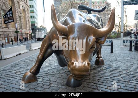 Bullenfigur vor der Boerse, Charging Bull, Auch Wall Street Bull oder Bowling Green Bull, Bourse de New York, Wall Street, quartier financier Banque D'Images