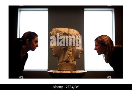 Une sculpture romaine à double tête de Baccus et de son amant Ariadne, datant du 2e au 3e siècle après J.-C., trouvée à Jérusalem en 1941 par Somerset de chair, un jeune officier de l'armée britannique, doit être incluse dans la vente de Bonhams Antiquities le 1er mai 2008. Il devrait vendre pour 60,000 à 90,000. Photographie de David Sandison l'indépendant 28/04/2008 Banque D'Images