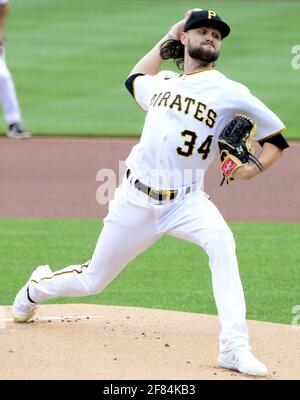 Pittsburgh, États-Unis. 11 avril 2021. Pittsburgh Pirates départ lanceur JT Brubaker (34) lance dans le premier repas contre les Chicago Cubs au PNC Park le dimanche 11 avril 2021 à Pittsburgh. Photo par Archie Carpenter/UPI crédit: UPI/Alay Live News Banque D'Images