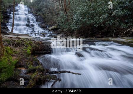 Minnehaha Falls, forêt nationale de Chattahoochee - comté de Rabun, Géorgie. Falls Branch coule au-dessus des chutes de Minnehaha et continue en bas de la montagne dans l'oreille Banque D'Images