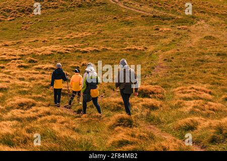 Les touristes suivent un sentier de montagne sur un panneau touristique à la destination suivante.2020 Banque D'Images
