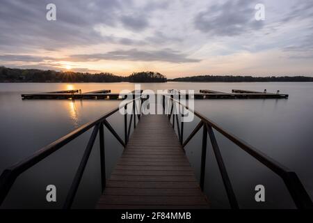 Sunrise, Lake Sidney Lanier - Comté de Hall, Géorgie. Le soleil se lève au-dessus du quai à bateaux du parc Little Hall, sur le lac Lanier. Banque D'Images