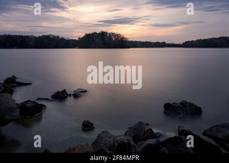 Sunrise, Lake Sidney Lanier - Comté de Hall, Géorgie. Le soleil se lève au-dessus du lac Lanier à Little Hall Park, un matin de printemps nuageux. Banque D'Images