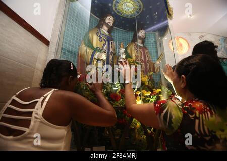 salvador, bahia / brésil - 27 septembre 2017: Dévot de Sao Cosme fin Sao Damiao vu pendant la masse en louant les saints jumeaux dans le bassin de Liberdade Banque D'Images