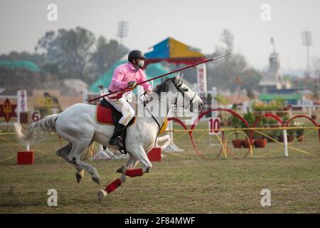 Katmandou, Népal. 11 avril 2021. Un soldat népalais se charge de l'équitation lors du festival de course hippique « Ghodejatra ». Le 'Ghode Jatra' est un festival annuel de chevaux célébré sur le terrain de Cavalry au Népal à Katmandou, qui marque la défaite d'un démon hindou. (Photo de Prabin Ranabhat/SOPA Images/Sipa USA) crédit: SIPA USA/Alay Live News Banque D'Images