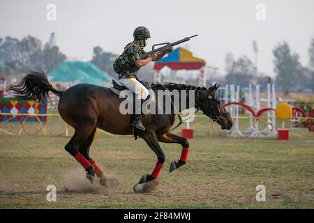 Katmandou, Népal. 11 avril 2021. Un soldat népalais se charge de l'équitation lors du festival de course hippique « Ghodejatra ». Le 'Ghode Jatra' est un festival annuel de chevaux célébré sur le terrain de Cavalry au Népal à Katmandou, qui marque la défaite d'un démon hindou. (Photo de Prabin Ranabhat/SOPA Images/Sipa USA) crédit: SIPA USA/Alay Live News Banque D'Images