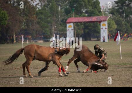 Katmandou, Népal. 11 avril 2021. Les soldats népalais s'adressont à cheval lors du festival de course hippique « Ghodejatra ». Le 'Ghode Jatra' est un festival annuel de chevaux célébré sur le terrain de Cavalry au Népal à Katmandou, qui marque la défaite d'un démon hindou. (Photo de Prabin Ranabhat/SOPA Images/Sipa USA) crédit: SIPA USA/Alay Live News Banque D'Images