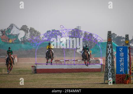 Katmandou, Népal. 11 avril 2021. Les soldats népalais montés effectuent le saut à cheval pendant qu'ils participent au festival de Ghode Jatra (course de chevaux). Le 'Ghode Jatra' est un festival annuel de chevaux célébré sur le terrain de Cavalry au Népal à Katmandou, qui marque la défaite d'un démon hindou. (Photo de Prabin Ranabhat/SOPA Images/Sipa USA) crédit: SIPA USA/Alay Live News Banque D'Images