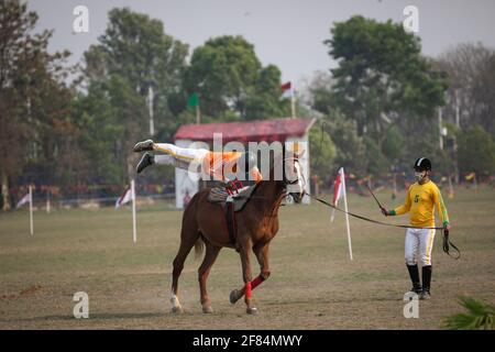 Katmandou, Népal. 11 avril 2021. Un soldat népalais se charge de l'équitation lors du festival de course hippique « Ghodejatra ». Le 'Ghode Jatra' est un festival annuel de chevaux célébré sur le terrain de Cavalry au Népal à Katmandou, qui marque la défaite d'un démon hindou. (Photo de Prabin Ranabhat/SOPA Images/Sipa USA) crédit: SIPA USA/Alay Live News Banque D'Images