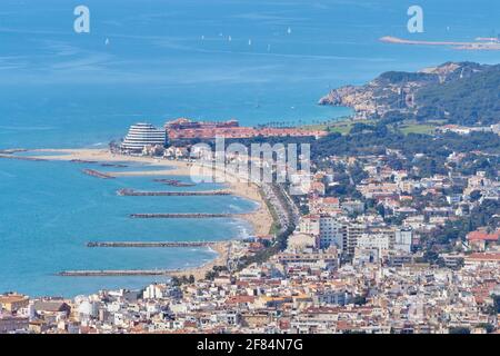 Vue fantastique sur la ville de Sitges, en Espagne, par une belle journée de printemps Banque D'Images