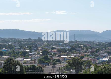 Vue panoramique sur la ville de Santa Maria dans l'État du Rio Grande do Sul au Brésil. Ville au coeur de l'État. Cheminée de la discothèque Kiss. U Banque D'Images