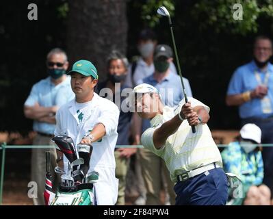 Augusta, États-Unis. 11 avril 2021. Hideki Matsuyama, du Japon, réussit son troisième tir au 1er trou de la finale du tournoi de Masters 2021 au Augusta National Golf Club, en Géorgie, le dimanche 11 avril 2021. Photo de Kevin Dietsch/UPI crédit: UPI/Alay Live News