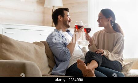 Couple heureux détendez-vous à la maison en célébrant avec du vin Banque D'Images