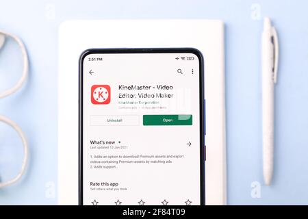 Assam, inde - 10 avril 2021 : logo KineMaster sur image de stock d'écran de téléphone. Banque D'Images
