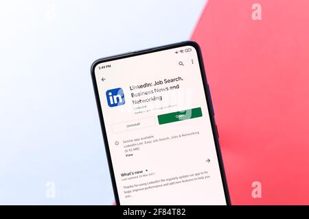 Assam, inde - 10 avril 2021 : logo LinkedIn sur l'écran du téléphone. Banque D'Images