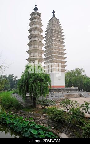 Versions de deux des trois pagodes au temple Chong Sheng près de Dali dans la province du Yunnan dans le parc et musée des minorités ethniques à Beijing, Chine Banque D'Images