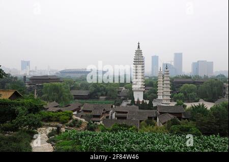 Versions des trois pagodes au temple Chong Sheng près de Dali dans la province du Yunnan dans le parc et musée des minorités ethniques à Beijing, Chine Banque D'Images