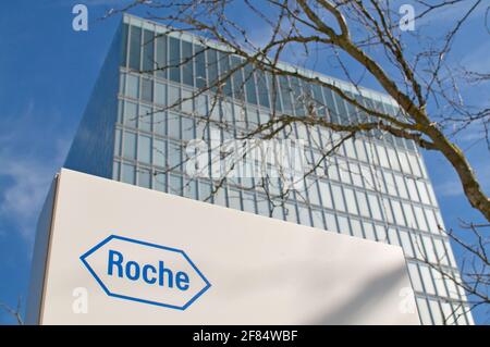 Rotkreuz, Zug, Suisse - 28 mars 2021 : panneau Roche en face de la Tour Roche Diagnostics à Rotkreuz, Suisse. F. Hoffmann-la Roche AG est Banque D'Images