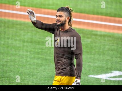 Arlington, Texas, États-Unis. 11 avr 2021: San Diego Padres shortstop Fernando tatis Jr prend la pratique de la batte avant un match de MLB entre la Ligue nationale San Diego Padres et les Texas Rangers au Globe Life Field à Arlington, TX Albert Pena/CSM Banque D'Images