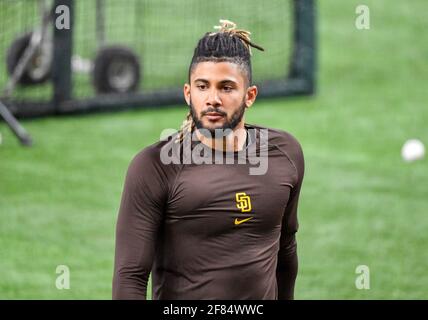 Arlington, Texas, États-Unis. 11 avr 2021: San Diego Padres shortstop Fernando tatis Jr prend la pratique de la batte avant un match de MLB entre la Ligue nationale San Diego Padres et les Texas Rangers au Globe Life Field à Arlington, TX Albert Pena/CSM Banque D'Images