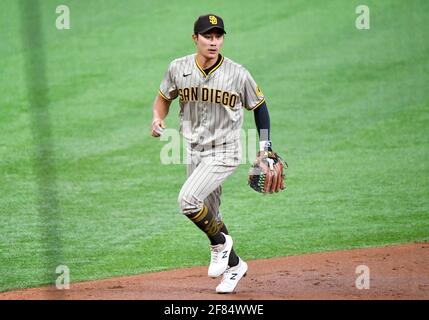 Arlington, Texas, États-Unis. 11 avr 2021: San Diego Padres troisième baseman Ha-Seong Kim #7 lors d'un match MLB entre la National League San Diego Padres et les Texas Rangers au Globe Life Field à Arlington, TX Albert Pena/CSM Banque D'Images