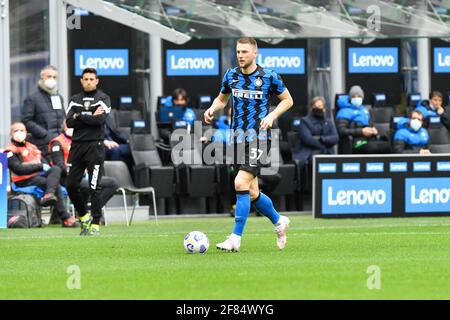 Milan, Italie. 11 avril 2021. Milan Skriniar (37) de l'Inter Milan vu pendant la série UN match entre l'Inter Milan et Cagliari Calcio au San Siro à Milan, Italie. (Crédit photo : Gonzales photo/Alamy Live News Banque D'Images