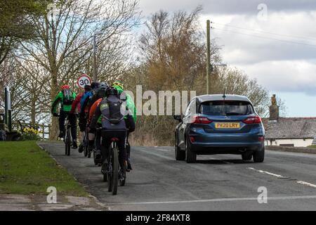 Dépassement de voiture cyclistes; dépassement de véhicule cycliste, dépassement de véhicules lents, règle 188 du Code de la route règles pour le dépassement des cyclistes. Banque D'Images