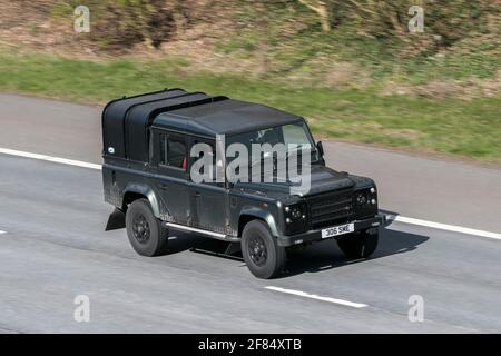 2008 vert Land Rover Defender 110 C-NTY DC 2402cc cabine double prendre la route sur l'autoroute M6 près de Preston à Lancashire, Royaume-Uni. Banque D'Images