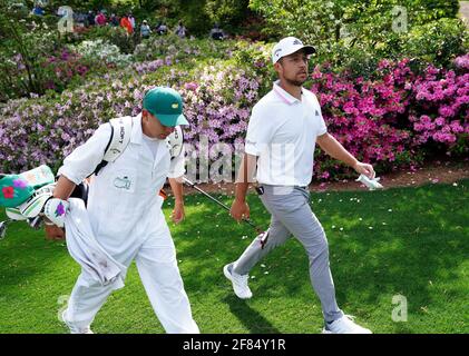 Augusta, États-Unis. 11 avril 2021. Xander Schauffele passe devant les azalées en fleur lors de la dernière partie du tournoi de Masters 2021 au club de golf national d'Augusta, Géorgie, le dimanche 11 avril 2021. Photo de Kevin Dietsch/UPI crédit: UPI/Alay Live News Banque D'Images