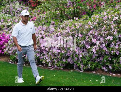 Augusta, États-Unis. 11 avril 2021. Xander Schauffele passe devant les azalées en fleur lors de la dernière partie du tournoi de Masters 2021 au club de golf national d'Augusta, Géorgie, le dimanche 11 avril 2021. Photo de Kevin Dietsch/UPI crédit: UPI/Alay Live News Banque D'Images