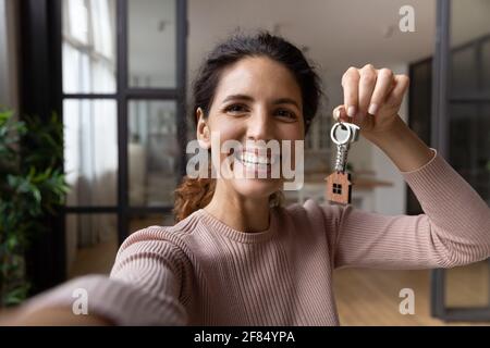 Femme heureuse fière acheteur plat faire la clé de l'émission d'appel vidéo Banque D'Images