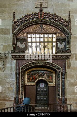 Coq et poule dans une cage dans la cathédrale de saint-domingue de la calzada, Espagne, 19 octobre 2009 Banque D'Images