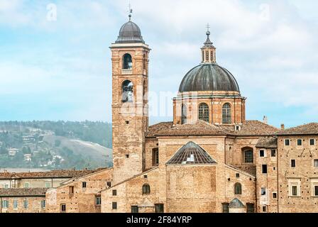 Duomo d'Urbino (cathédrale), Marche, Italie, fondée en 1021 sur un édifice religieux du 6ème siècle. Banque D'Images