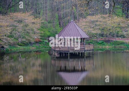 Photo prise avec un téléobjectif [hoto Lens à un angle descendant en regardant au-dessus du belvédère au-dessus du lac Gardiner. Banque D'Images