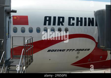 Un Boeing 777-300ER d'Air China vu juste avant l'embarquement au terminal 3 de l'aéroport de Beijing Capital, dans le nord-est de Beijing, en Chine. Banque D'Images