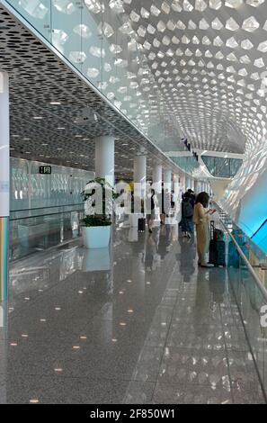 Passerelle pour passagers dans le terminal de l'aéroport Bao'an de Shenzhen, dans l'ouest de Shenzhen, province de Guangdong, Chine Banque D'Images