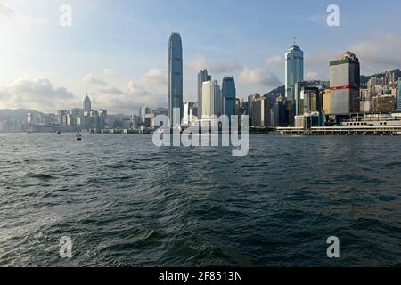 Vue sur le front de mer de l'île de Hong Kong depuis le niveau de l'eau, en regardant vers la tour du centre financier international dans le quartier central. Hong Kong, Chine Banque D'Images