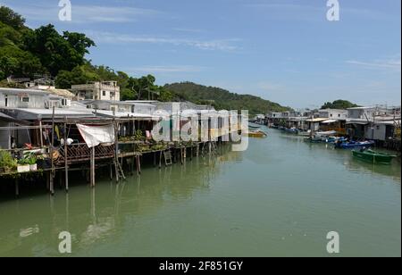 De nombreuses maisons de la communauté Tanka pilotant l'eau dans le village côtier de Tai O sur l'île Lantau, Hong Kong, Chine Banque D'Images