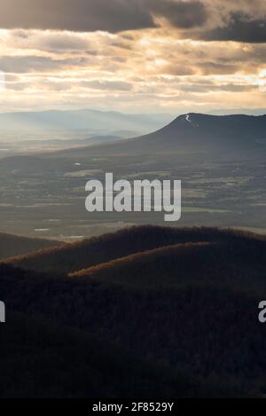 Vue en soirée sur la vallée de Shenandoah vers la montagne Massanutten où les pistes de ski peuvent être vues. Banque D'Images