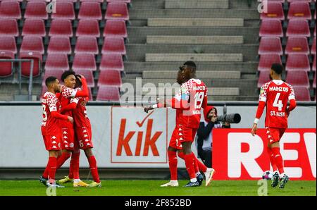 Cologne, Allemagne. 11 avril 2021. Football: Bundesliga, 1. FC Köln - FSV Mainz 05, 28e jour de match à Rhein-Energie-Stadion. Jean-Paul Boetius (2vl) de Mayence célèbre son objectif de faire 0:1 avec l'équipe. NOTE IMPORTANTE: Conformément aux règlements de la DFL Deutsche Fußball Liga et de la DFB Deutscher Fußball-Bund, il est interdit d'utiliser ou d'avoir utilisé des photos prises dans le stade et/ou du match sous forme de séquences d'images et/ou de séries de photos de type vidéo. Credit: Thilo Schmuelgen/Reuters-Pool/dpa/Alay Live News Banque D'Images