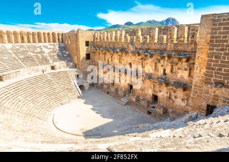 Vue aérienne de l'ancien amphithéâtre Aspendos près de la ville d'Antalya Banque D'Images