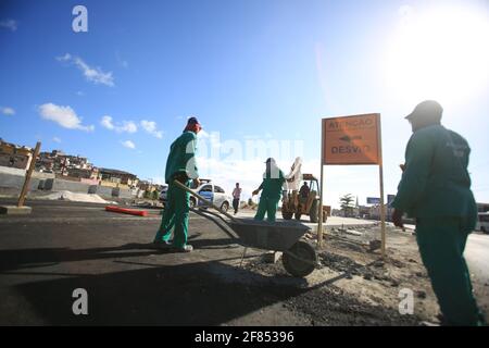 salvador, bahia / brésil - 23 février 2016: Les travailleurs font des ajustements sur la construction de la voie pour les véhicules sur l'avenue Luiz Maria, dans la Baixa do Fi Banque D'Images