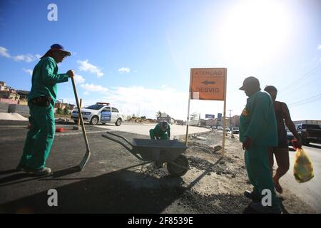 salvador, bahia / brésil - 23 février 2016: Les travailleurs font des ajustements sur la construction de la voie pour les véhicules sur l'avenue Luiz Maria, dans la Baixa do Fi Banque D'Images